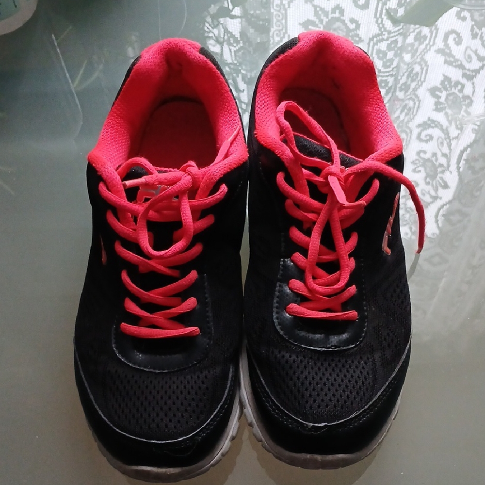 Fila Size 9 Womans Shoes